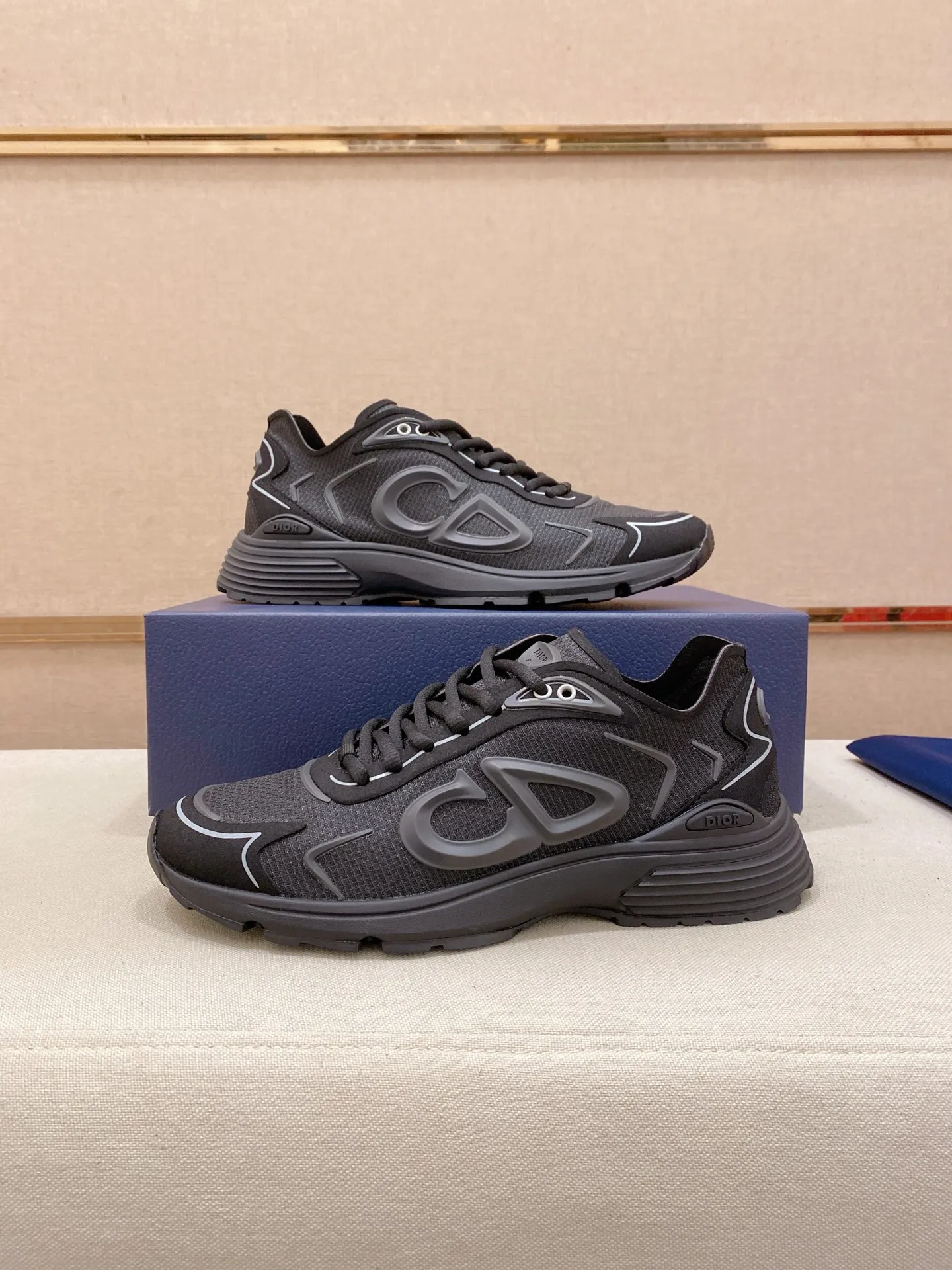 Ex-factory price: 480💰[Celebrate][Celebrate][Celebrate] Wang Junkai, the latest DIOR brand ambassador launched in 2022, brilliantly performs Dior's new B30 sneakers, using modern lines and technical fabrics to create a smart and casual style. The new sports shoes follow the trend of the retro market. The DadShoes-style tongue has the Dior logo. The B30 is made of fine-textured leather and mesh cloth. There are conspicuous letters CD on both sides of the shoe body to indicate identity. The original 1:1 replica of the top version is code number: 38-44. Can be customized45